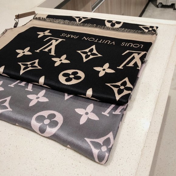 ๐โจAUTHENTICโจ๐Louis Vuitton scarf - Picture 6 of 8